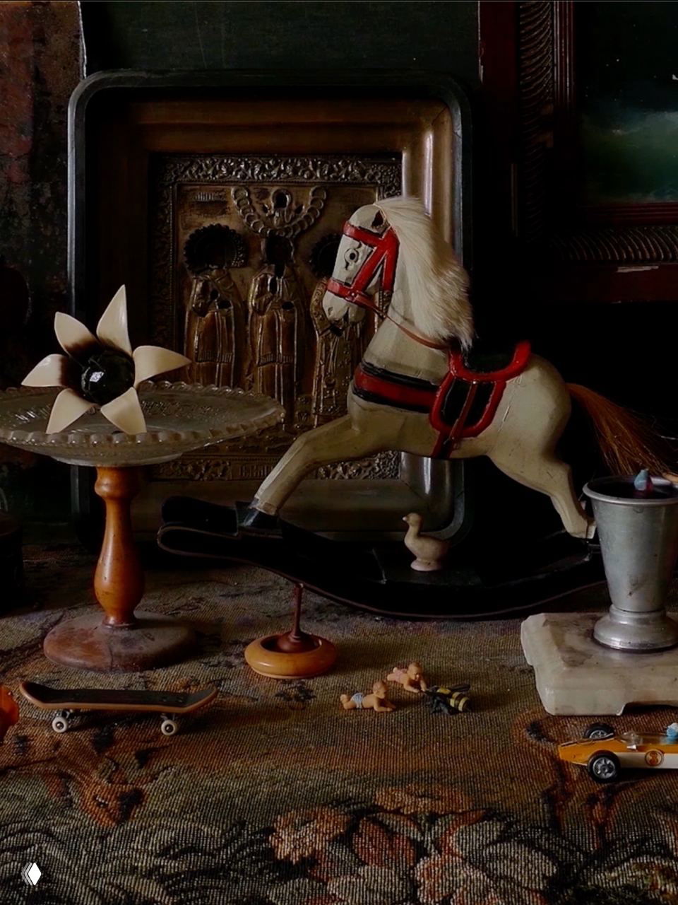 Пастельно-голубой интерьер с резным зеркалом и обрамлением: колонны, позолоченные детали и изящная роспись стен, характерные для усадебной отделки XVIII века.