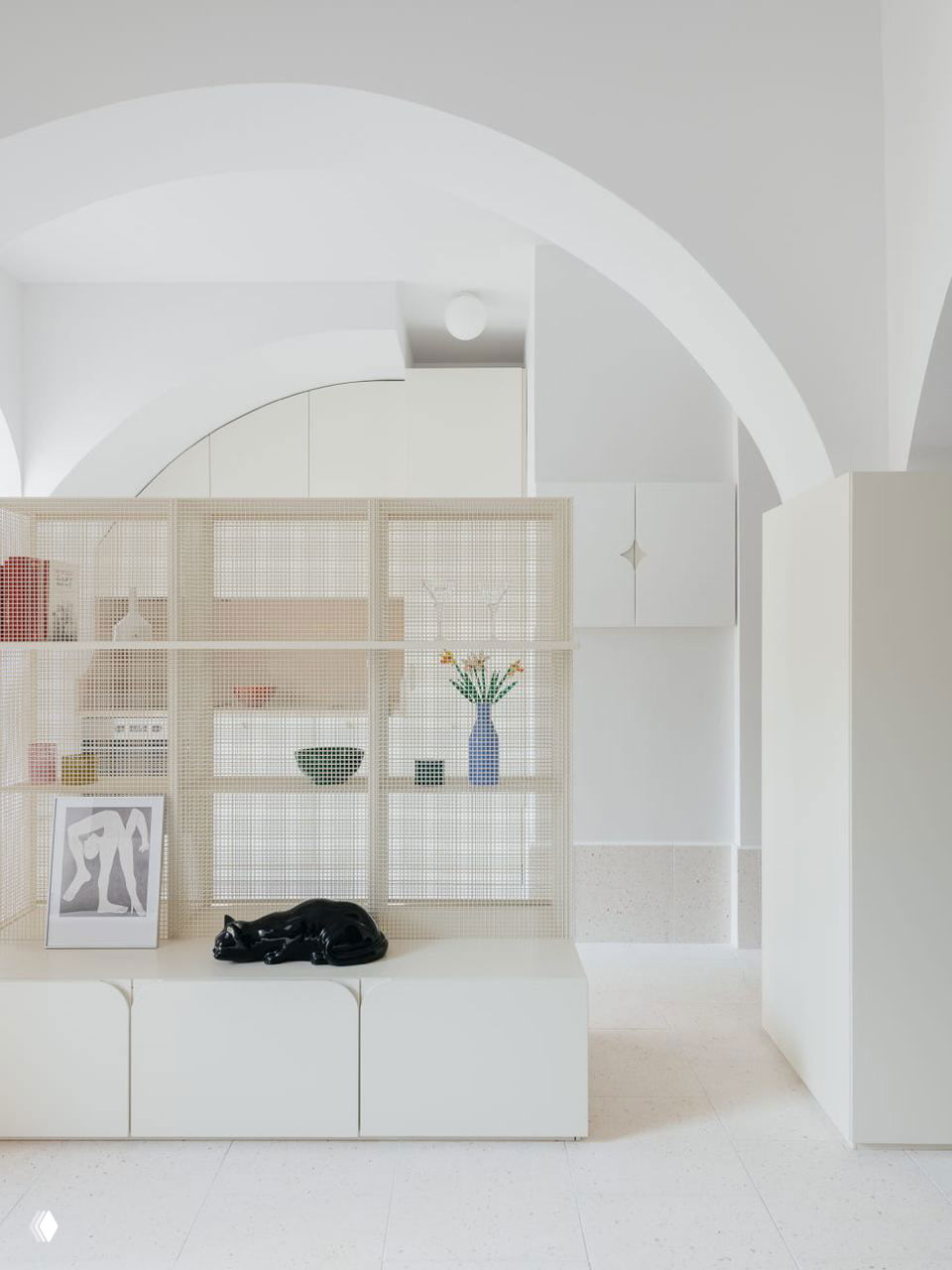 Квартира 64 м² в Лиссабоне: арки и белый цвет