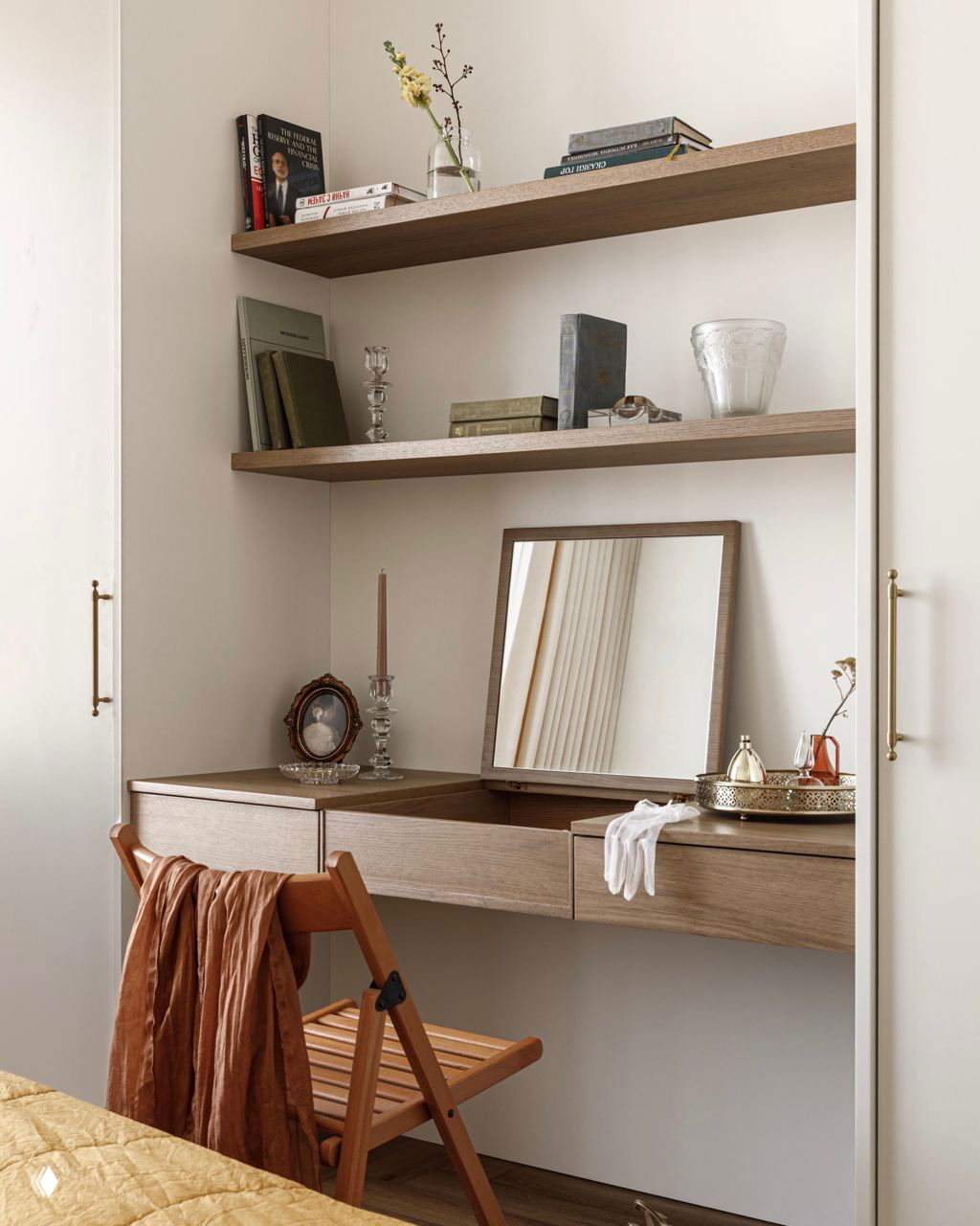Рабочая или гримёрная ниша с деревянными полками и столиком, зеркало, аккуратные аксессуары и светлый фон в спокойной нейтральной гамме.