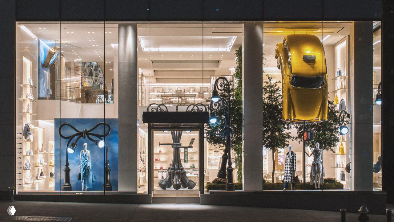 Витрины Dior с 14 скульптурами Алекса Чиннека: парящий жёлтый Cadillac, мотивы лент и бантов, отсылки к американским улицам.