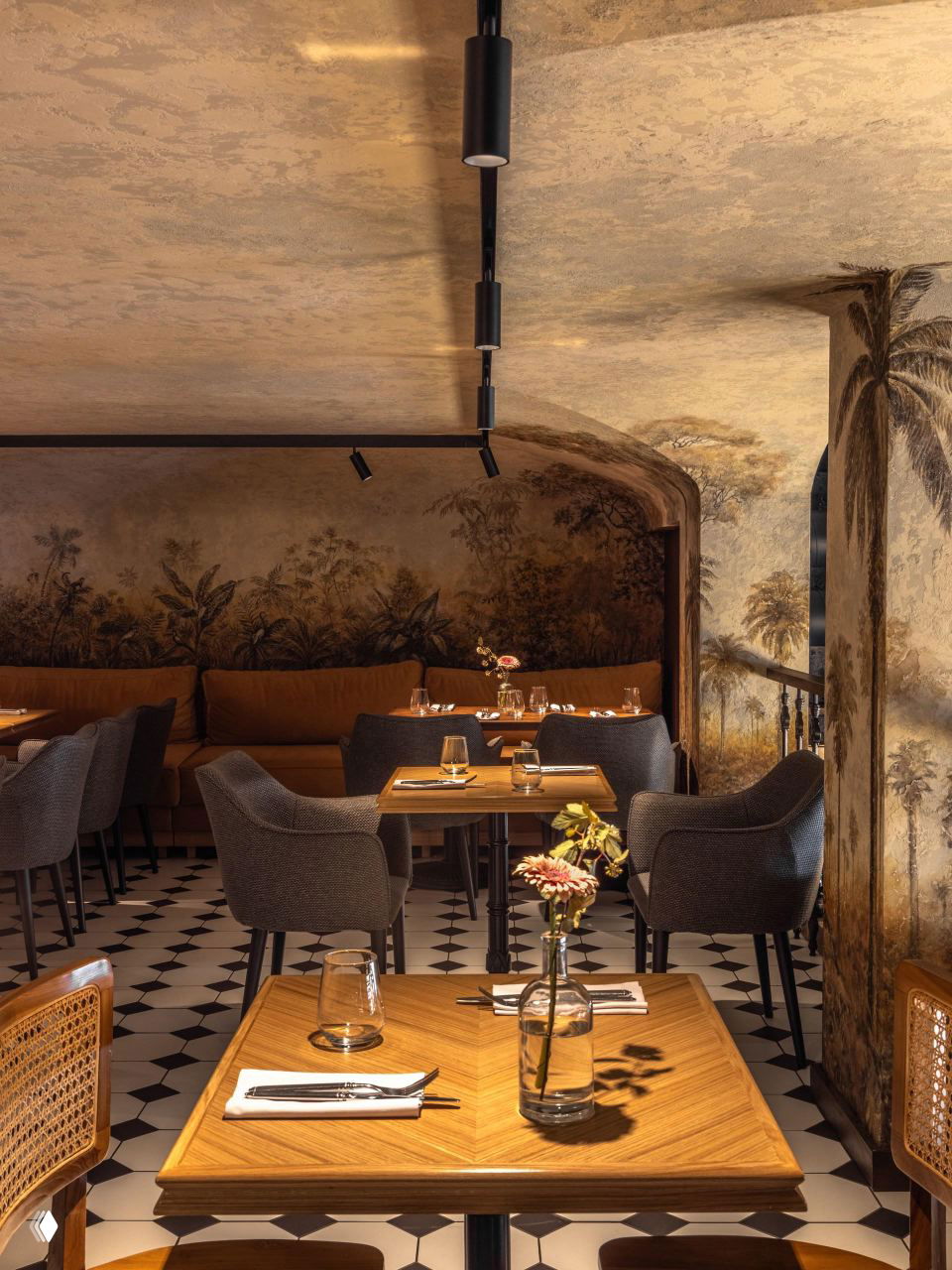 Крупный план лепного потолка и хрустальной люстры над обеденной зоной: декоративная розетка и слоистая классическая отделка потолка.