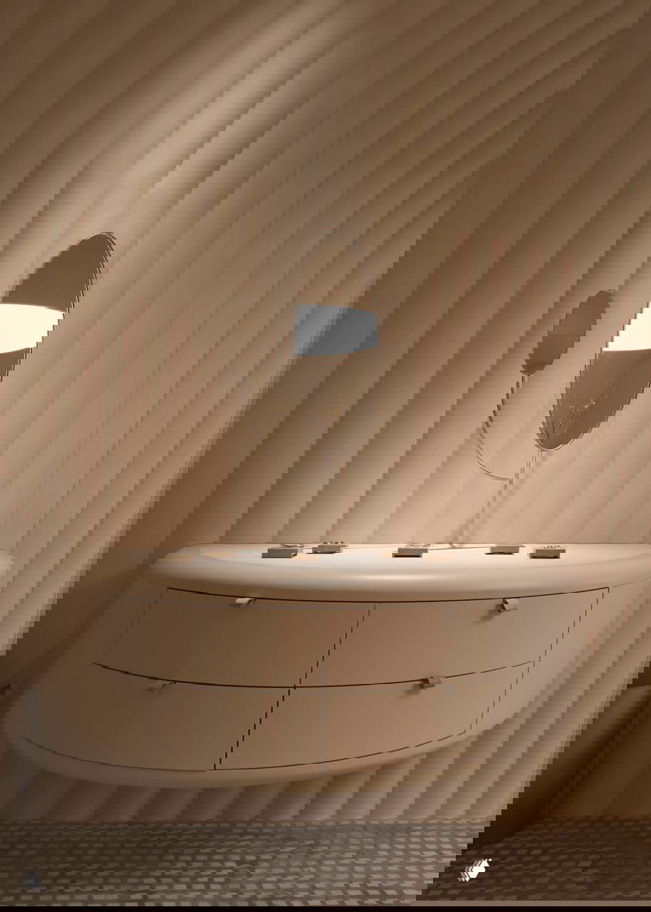 Полукруглая подвесная консоль с овальным зеркалом на рифлёной мягкой стене: пастельно‑бежевый минималистичный интерьер магазина ювелирных украшений.