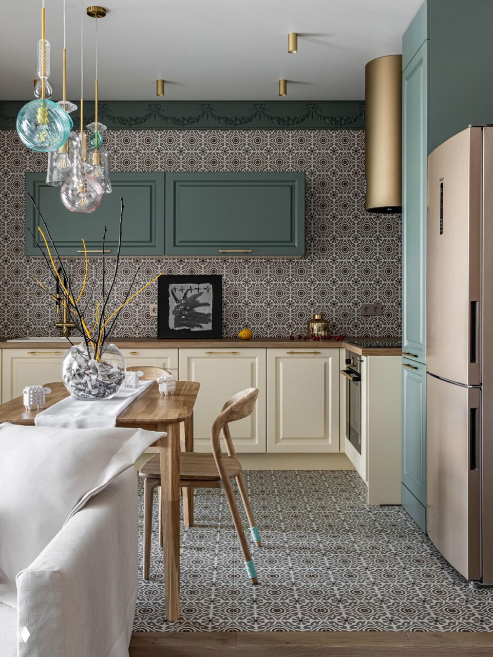 Современная кухня с узорчатой плиткой на полу в серо-белых тонах и открытому планировке, мебель в спокойных пастельных оттенках