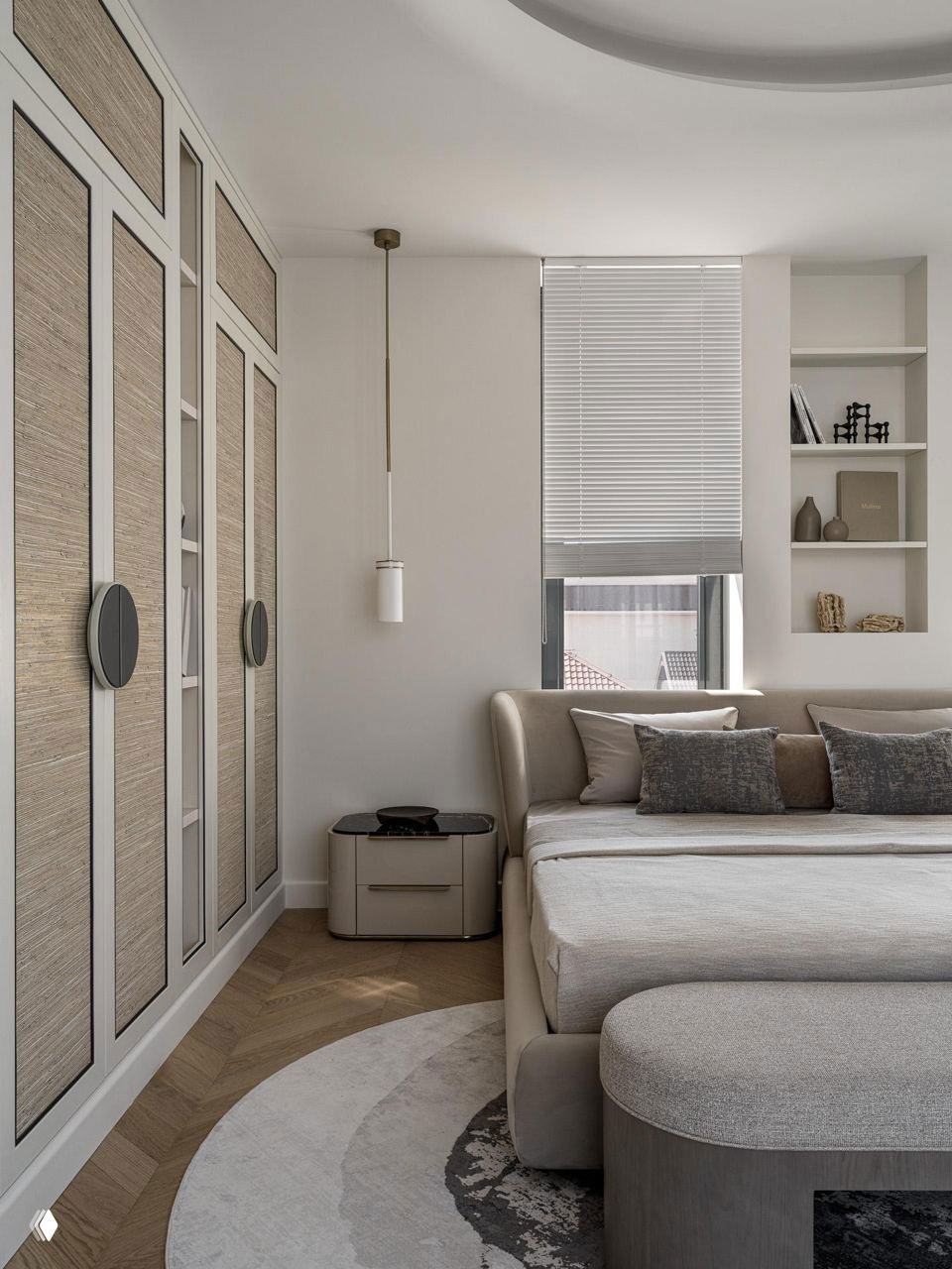 Ещё одна спальня с продуманными встроенными шкафами, круглым ковром и пастельными оттенками — функциональный дизайн для большой семьи.