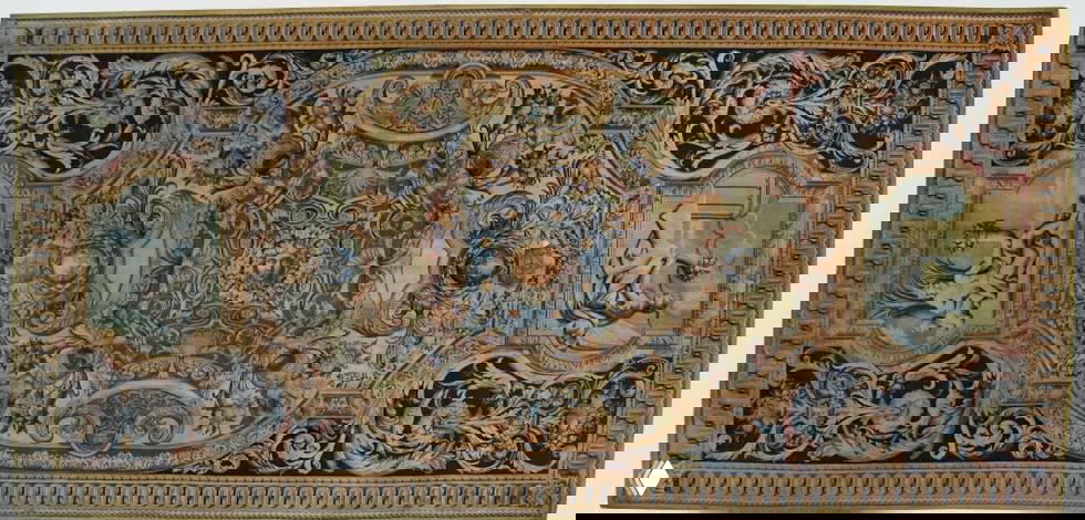 Панорамный фрагмент длинного ковра с симметричным орнаментом, картушами и миниатюрами, иллюстрирующий сложную композицию XVII‑вековой работы.
