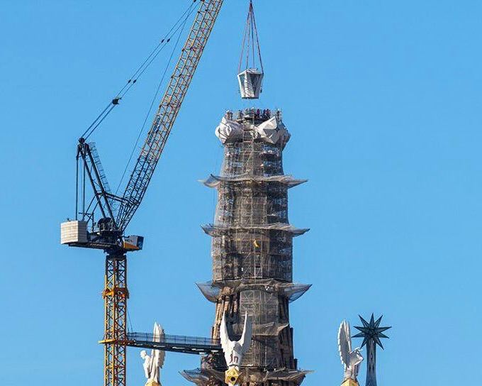 Монтаж пинакля центральной башни Саграда Фамилия: временные леса и рабочие конструкции вокруг шпиля в процессе завершения отделки.
