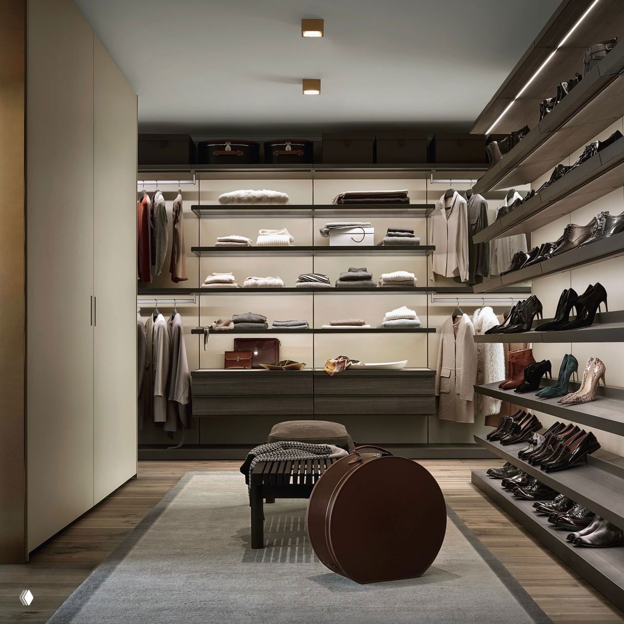 Минималистичная гардеробная с открытыми полками для одежды и рядами обуви на стеллажах, нейтральная цветовая гамма и мягкое освещение.