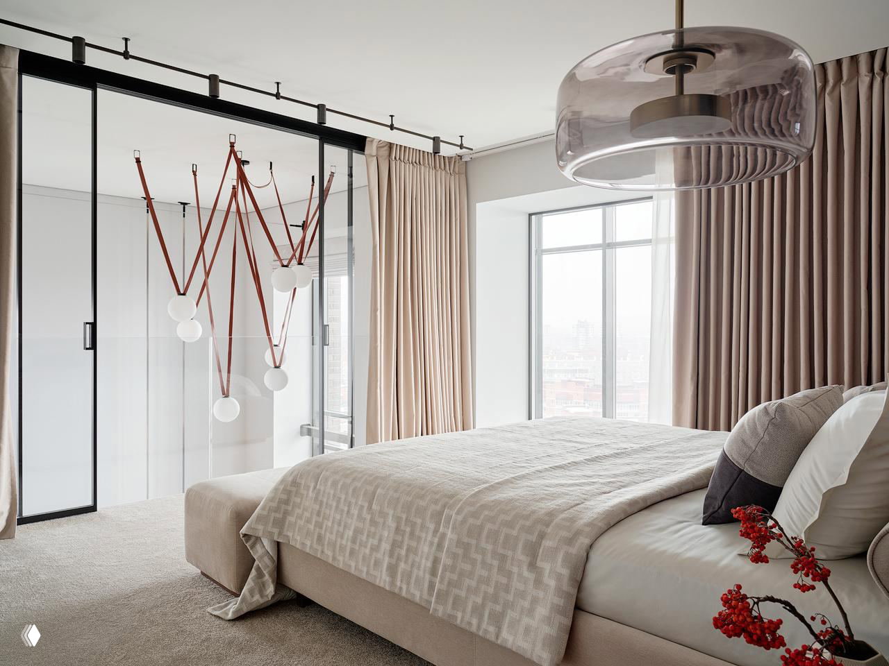 Спальная зона на антресольном уровне с панорамными окнами, шторой и подвесным плафоном: нейтральные текстуры, мягкая кровать и виды на город.