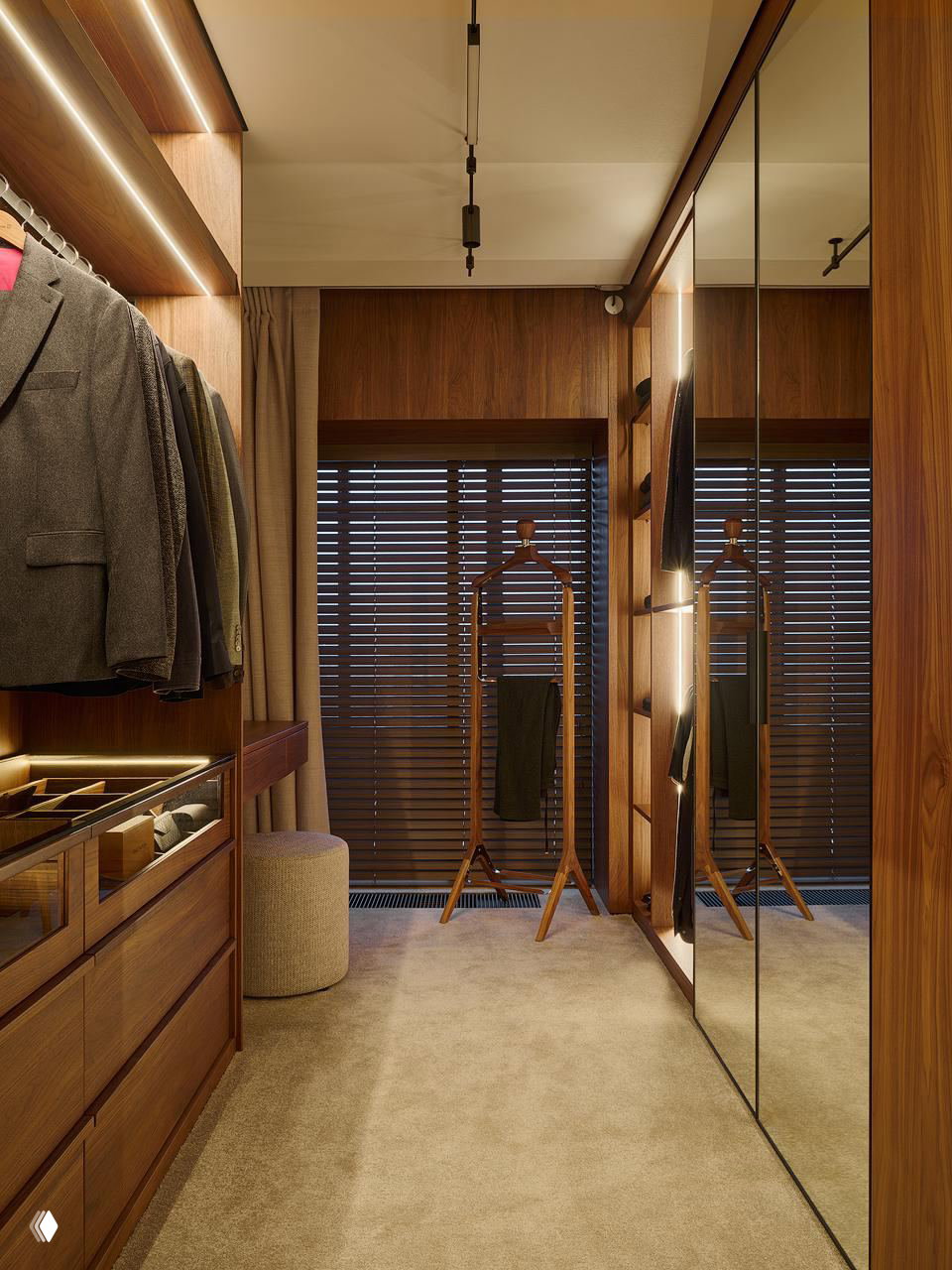 Гардеробная зона с тёплой деревянной отделкой, встроенными ящиками и зеркальными дверцами, мягким ковровым покрытием и точечным освещением.