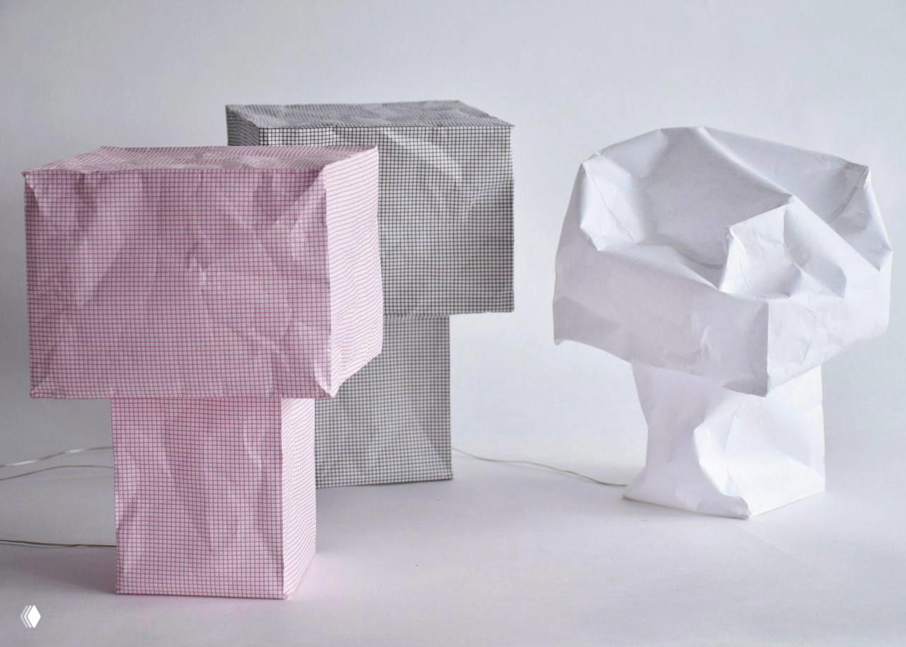 Группа ламп Tsubomi в белом, розовом и сером в клетку на светлом фоне; показаны форма, размеры и варианты расцветки настольного светильника от Казухиро Яманака.