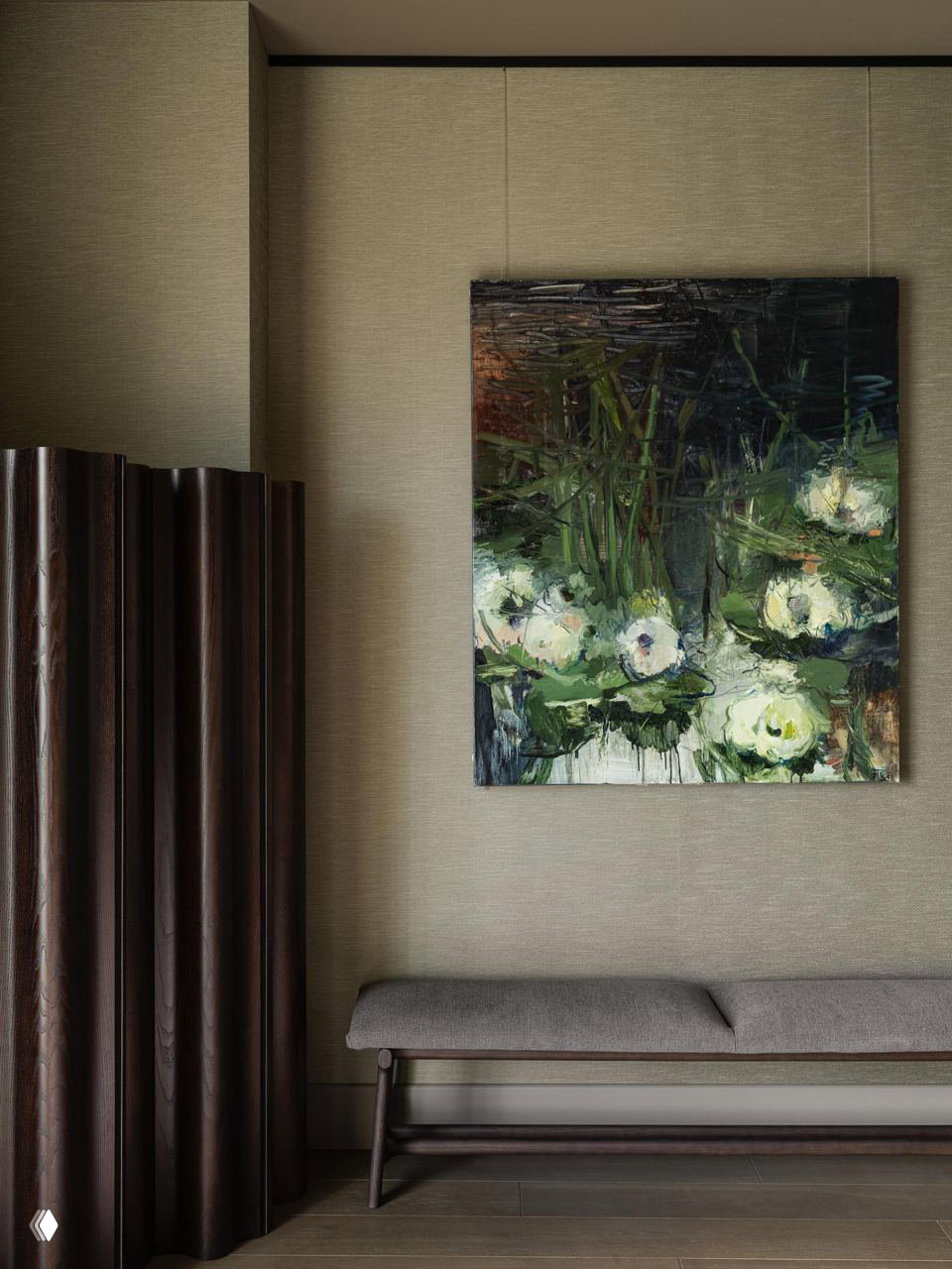 Холл или прихожая с крупным абстрактным полотном в зелёных и белых тонах, деревянная скамья и тёмная декоративная ширма как художественный акцент.