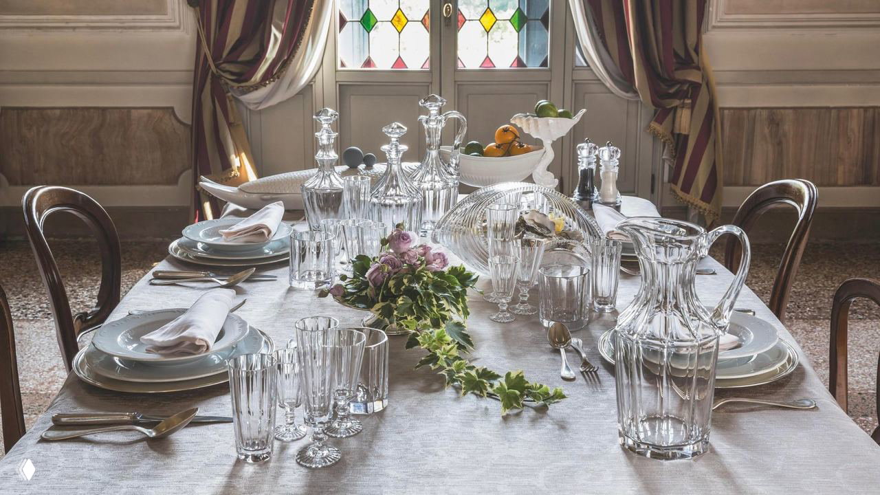 Хрусталь, многослойность, цветы — сервировка праздничного стола
