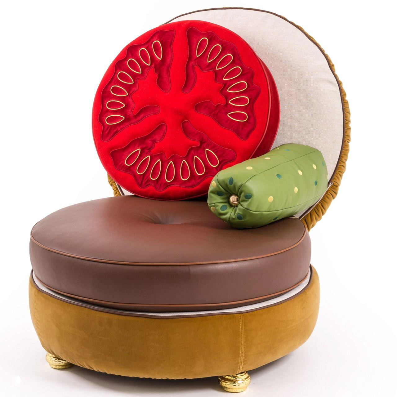 Круглое кресло в виде десерта с мягкой обивкой, подушкой в форме кружочка помидора и цилиндрической поддержкой, декоративный арт-объект в интерьере.