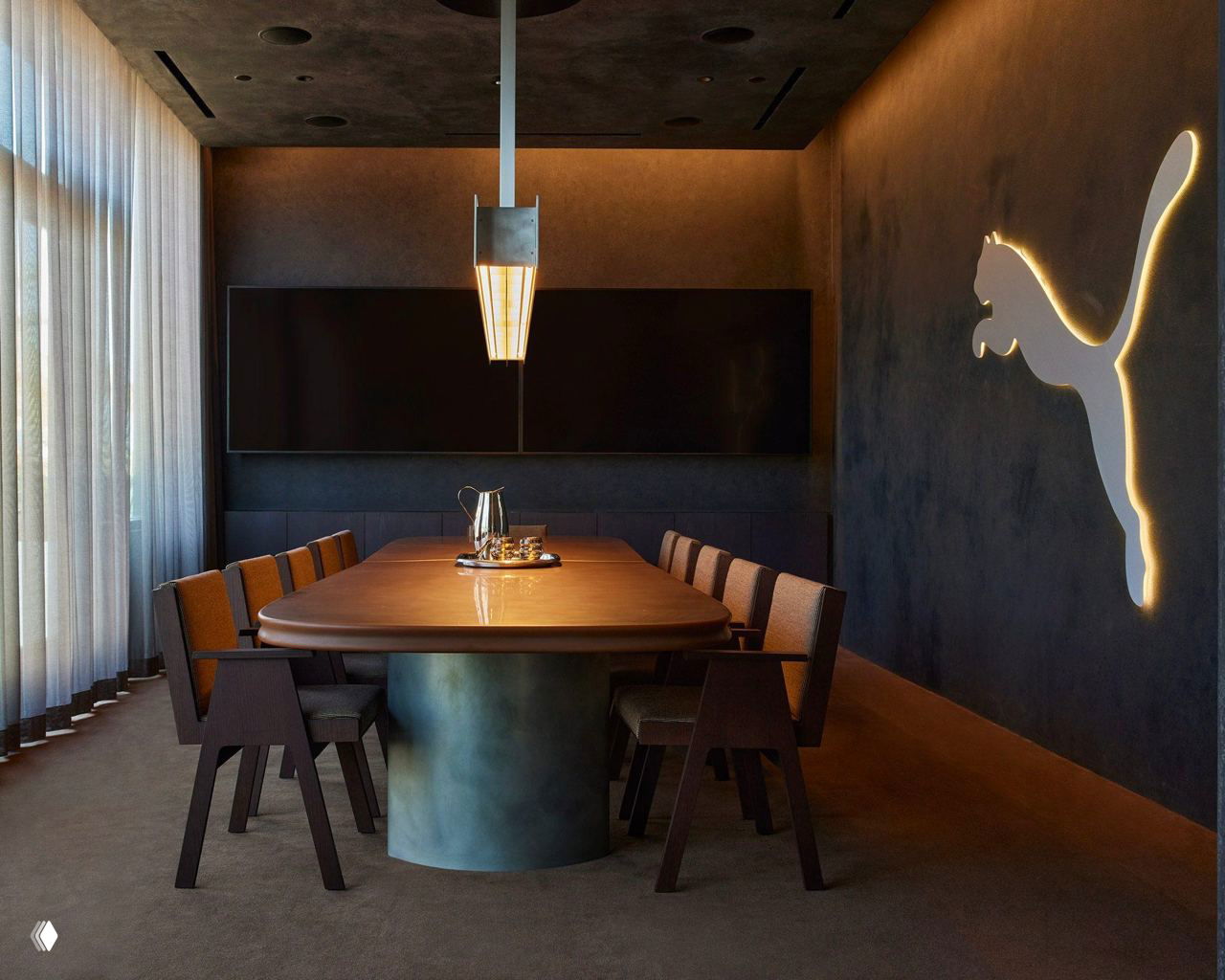 Puma Studios LA: офис и шоурум с деревянной лестницей