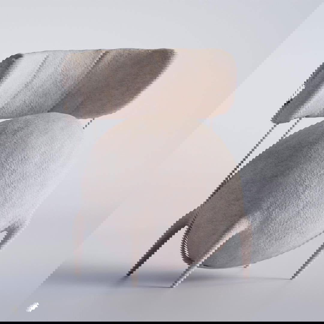 Кресло с почти сферической формой сиденья, ворсистая светлая обивка и тонкая металлическая опора, минималистичная студийная презентация предмета.