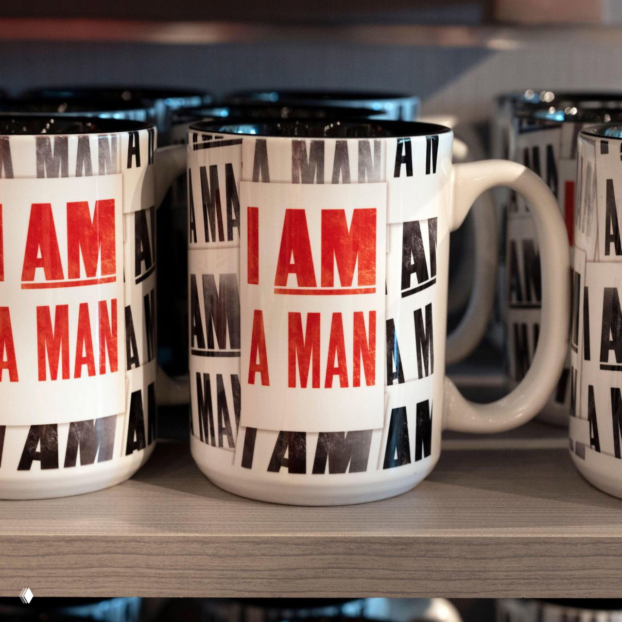 Сувенирные кружки с крупной надписью «I AM A MAN» на полке — яркий и контрастный декоративный элемент, который может выглядеть неуместно в домашнем интерьере.