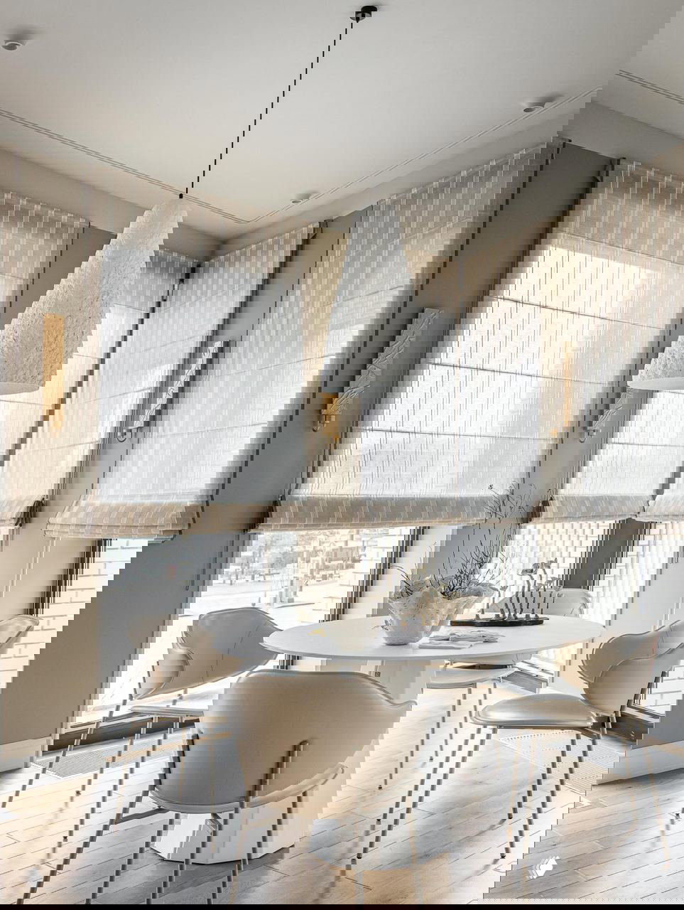 Хаки, лепнина и внезапный синий: квартира 114 м² в Москве