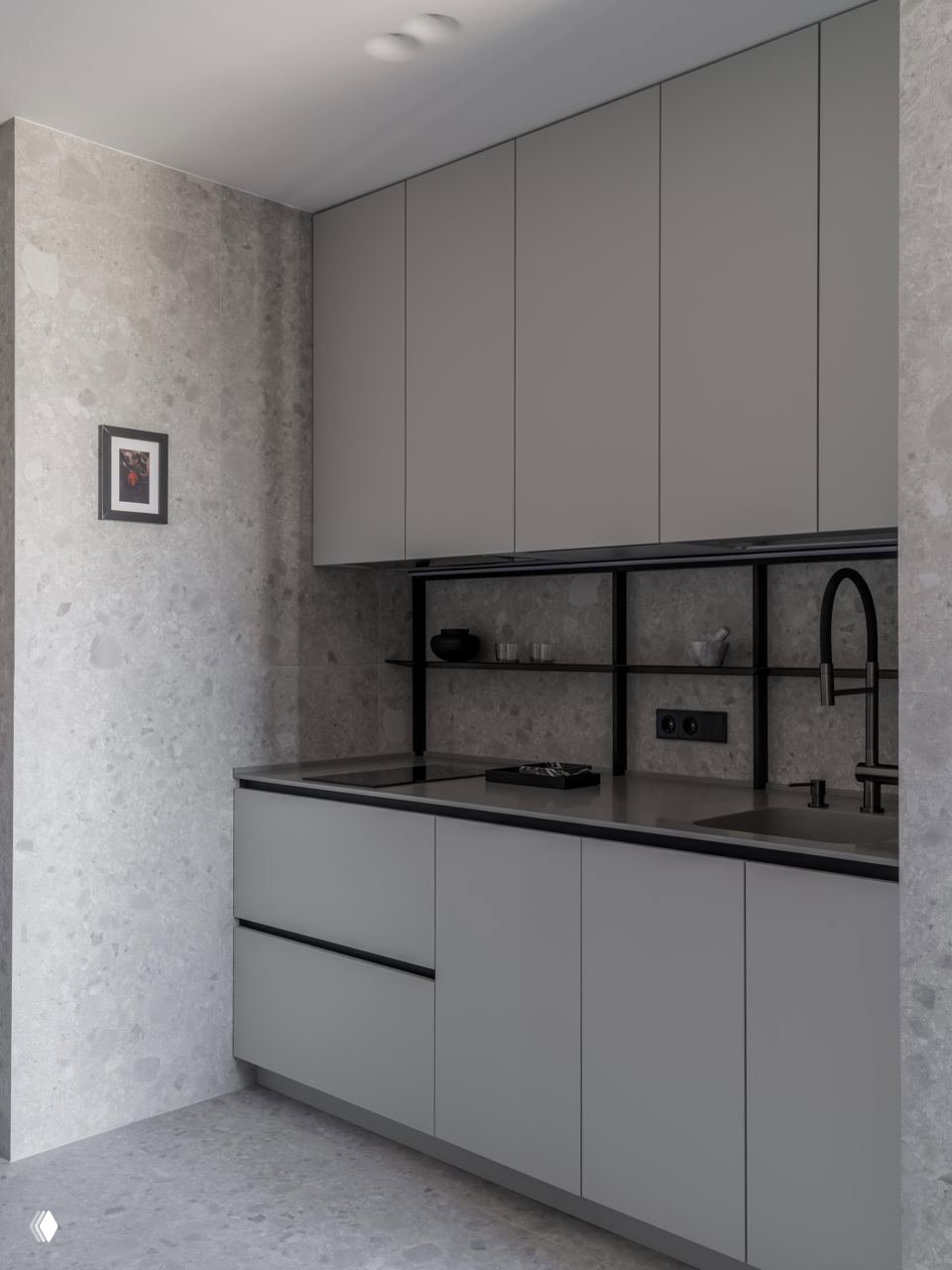 Узкая современная кухня с серыми матовыми фасадами, темной столешницей и минимальным набором предметов — эргономичное компактное решение.