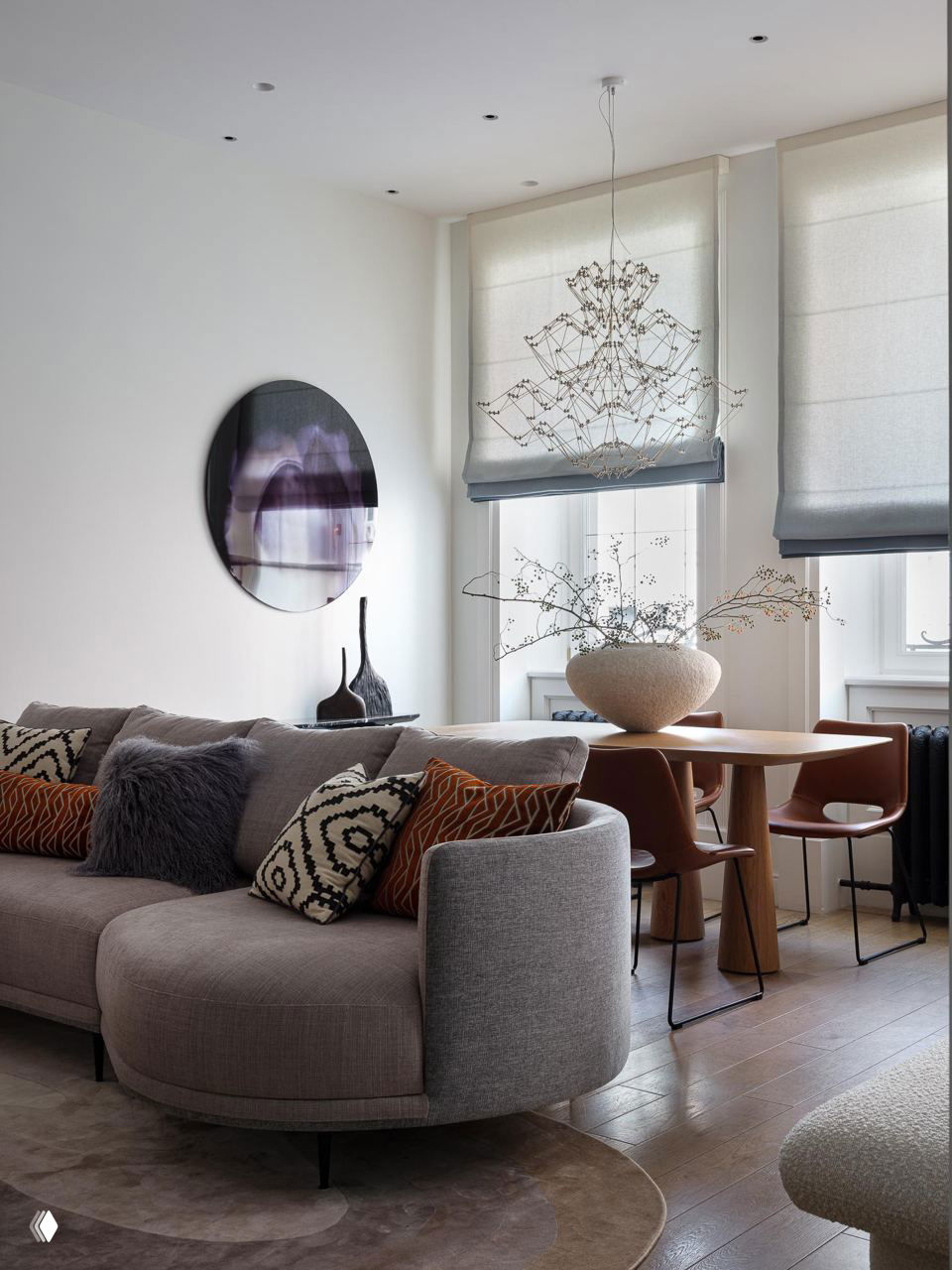 Гостиная с двумя окнами: 40+ фото и примеров