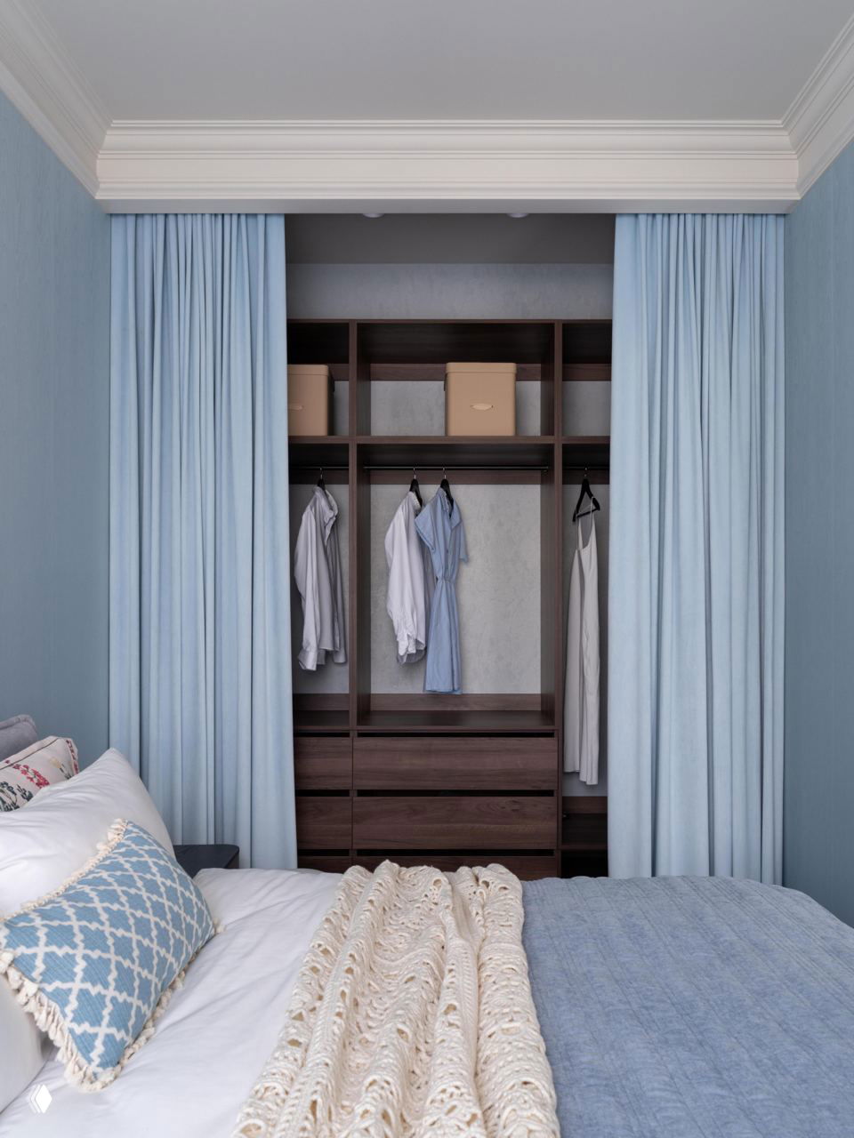 Открытый гардероб за занавеской в спальне: деревянные полки и штанги для одежды, шторы в тон стен и аккуратно расставленные коробки для хранения.