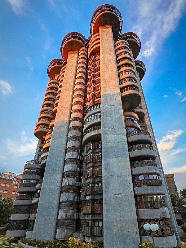 Бруталистская архитектура Мадрида — Torres Blancas