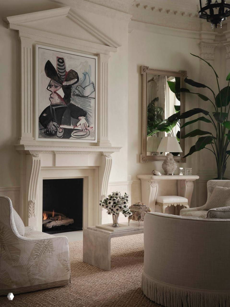 Светлая салонная зона в нейтральных бежевых тонах: кессонный потолок, декоративный камин и текстурная мебель для расслабленного семейного пространства.