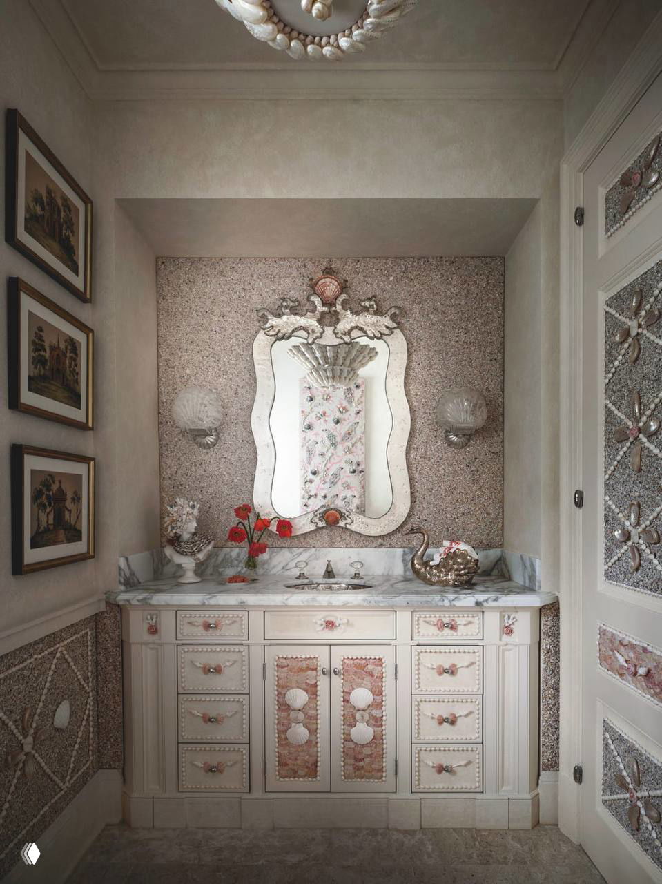 Роскошная туалетная комната с инкрустированными панелями, мраморной столешницей и зеркалом в резной раме — пример детальной отделки интерьера дома.