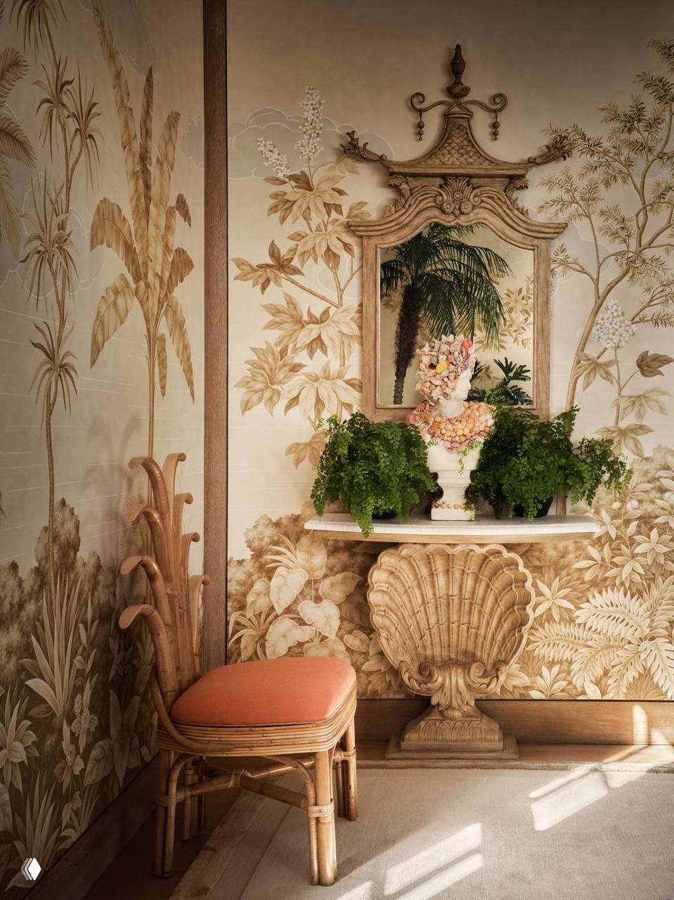 Уютный уголок с растительным панно и консолью в классическом стиле, где коралловые акценты мягко сочетаются с природными текстурами и ротангом.