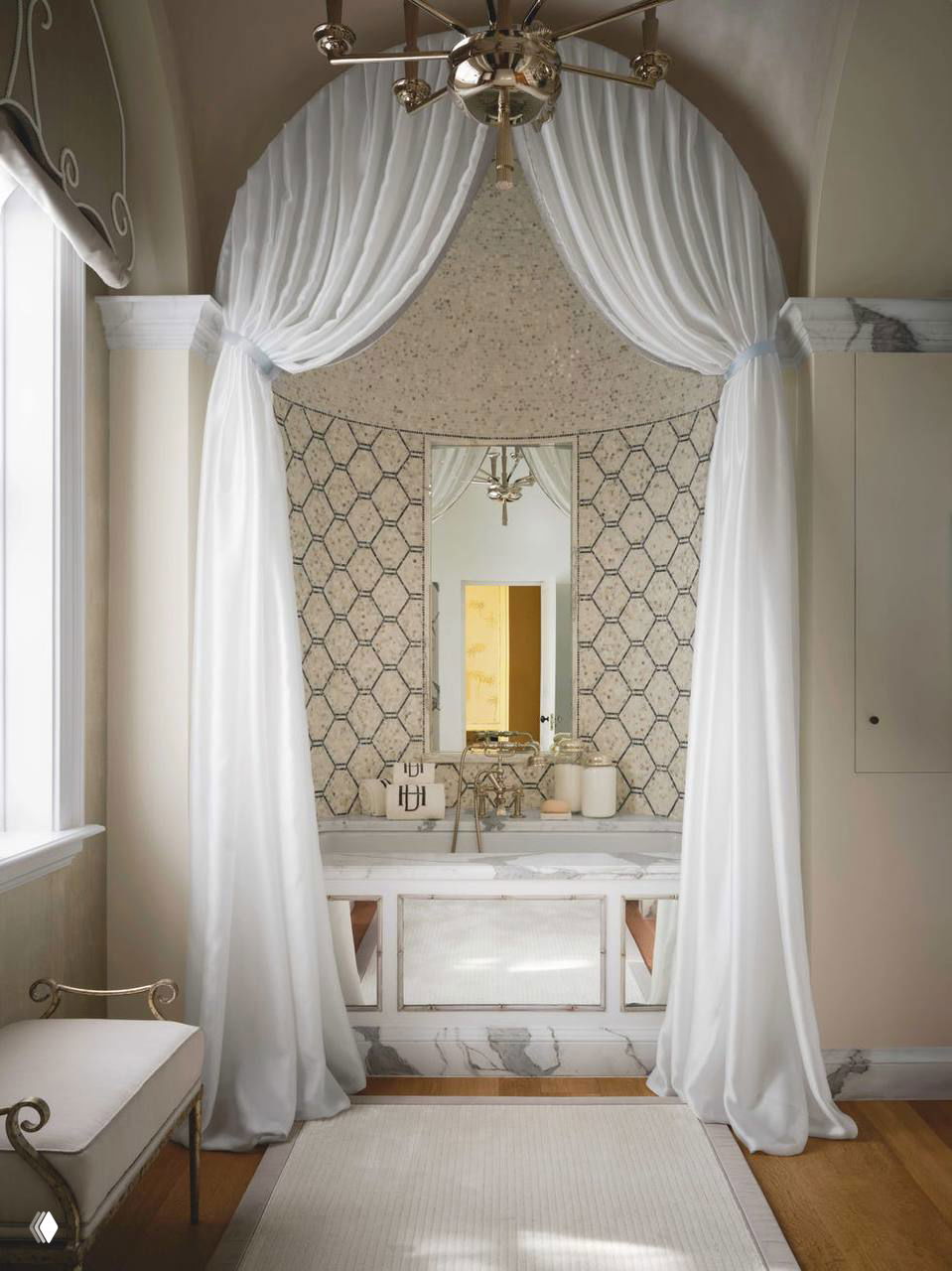 Ванная с занавесками и арочной нишей: мраморная отделка, нейтральная палитра и изящные элементы, создающие атмосферу уединённой спа‑зоны.