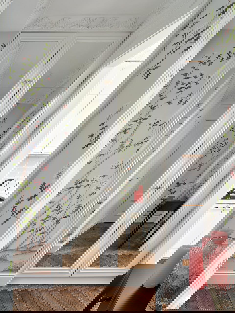 Прихожая с зеркальными дверцами шкафа и тонким декоративным фрагментом с ручной росписью на обоях — нежные цветочные мотивы и птицы.