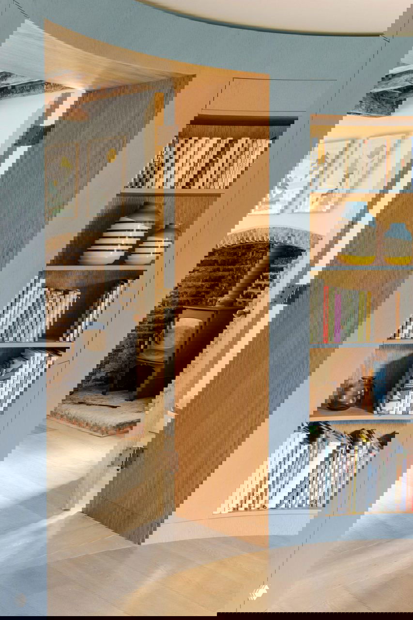 Ферма в Кенте: библиотека-грот и яркие акценты