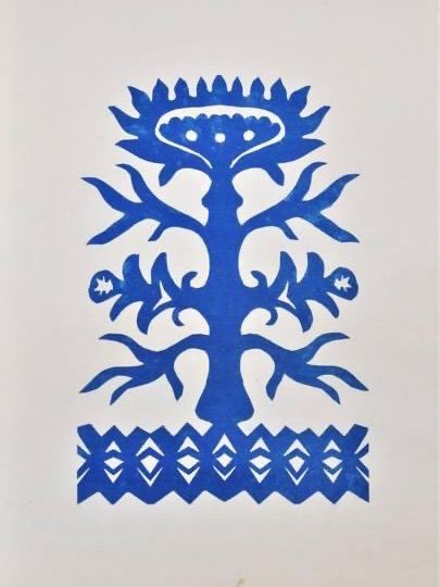 Синяя вытынанка с древообразным мотивом и декоративной каймой внизу на светлом фоне, пример стилизованной бумажной вырезки.