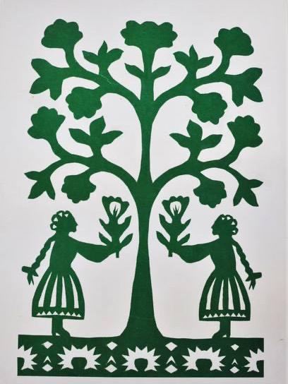 Зелёная вытынанка с двумя фигурками девушек у дерева на белом фоне, традиционный народный сюжет в технике вырезания из бумаги.