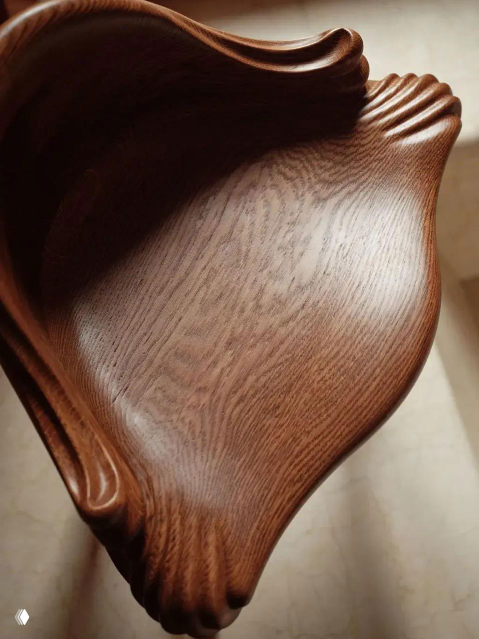 Крупный план сиденья из дуба: видна натуральная структура древесины, отполированная поверхность и изящные органические линии сиденья и кромок.