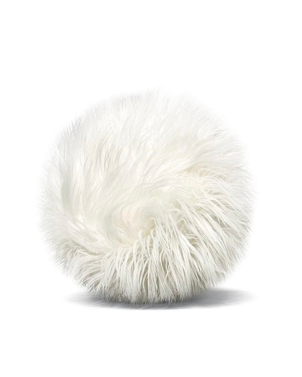 Пушистый белый круглый декоративный пуф из длинноворсового меха на нейтральном фоне, предмет интерьера в крупном плане