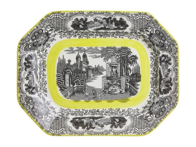 Октогональная декоративная тарелка Cartuja de Sevilla с пейзажным орнаментом и жёлтой рамкой, крупный план на узор и форму изделия.