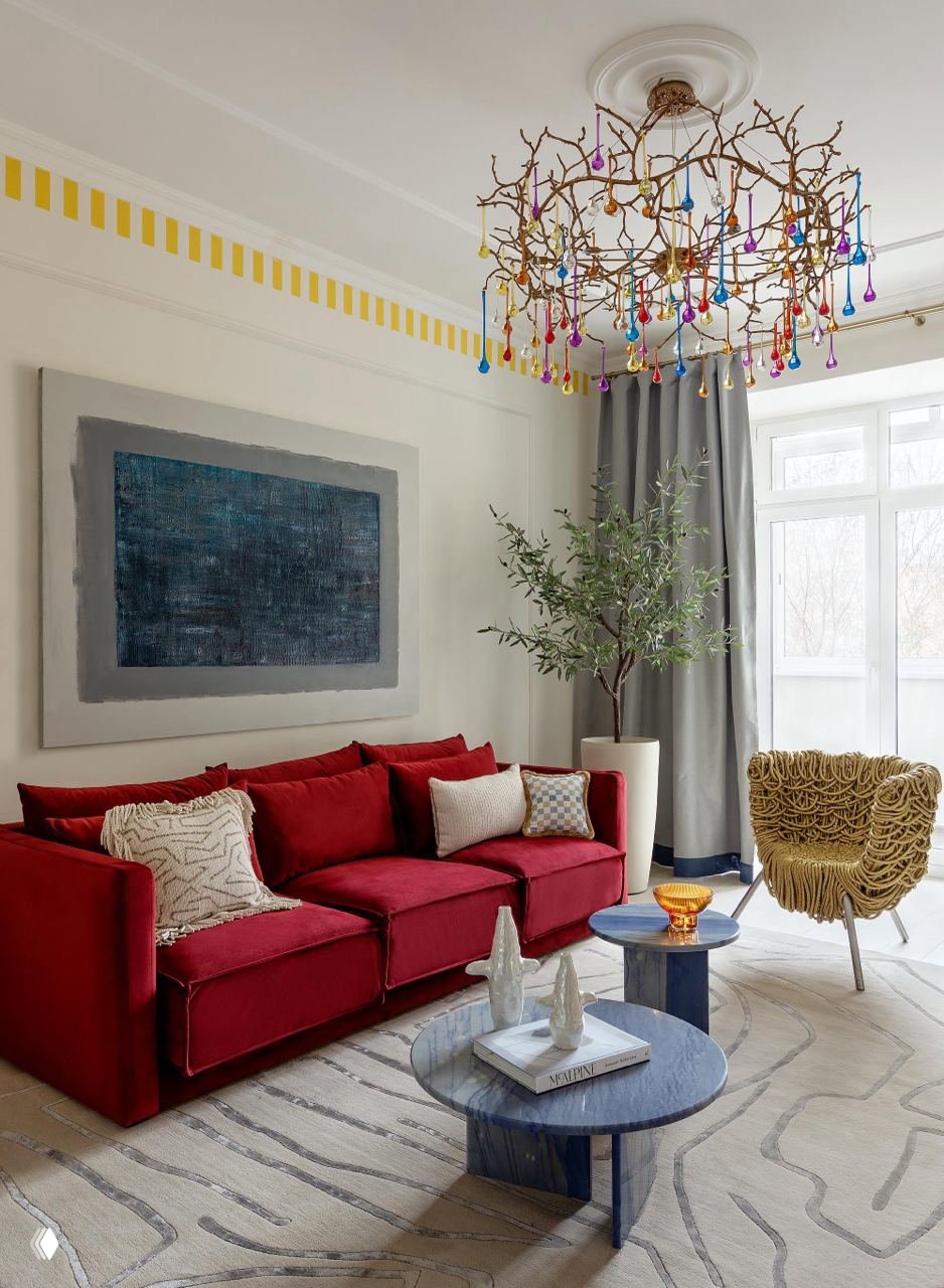 Квартира в сталинке: яркая люстра и цветные потолки