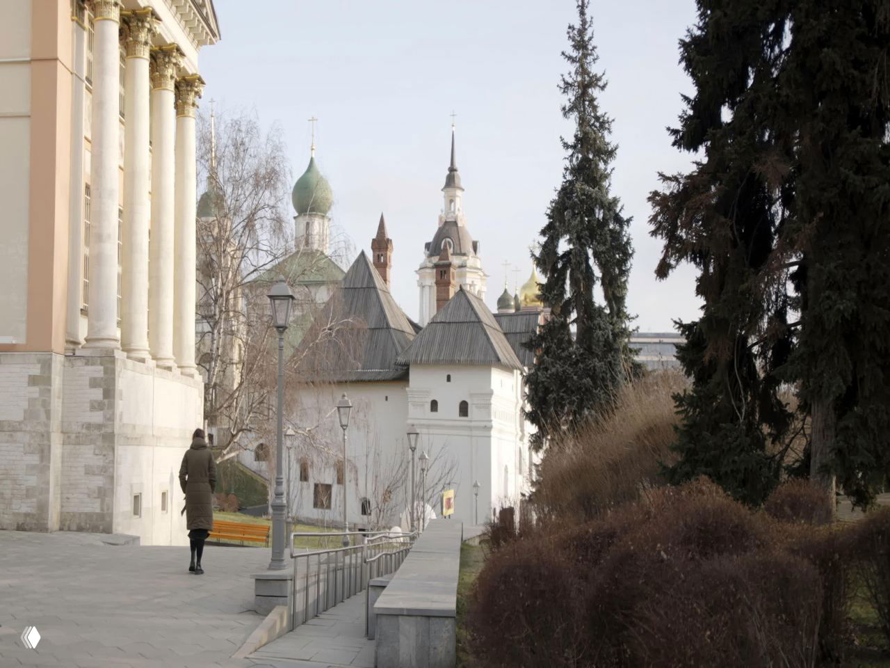 Набережная и исторические постройки Ярославля: тротуар, фонари и старинные крыши на фоне куполов церквей, спокойная городская сцена у Волги.