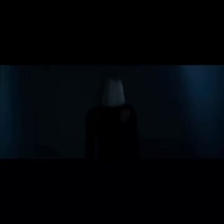 Темный студийный кадр с размытым силуэтом человека на фоне мягкого бокового света; иллюстрация к посту о WMF и интерьере