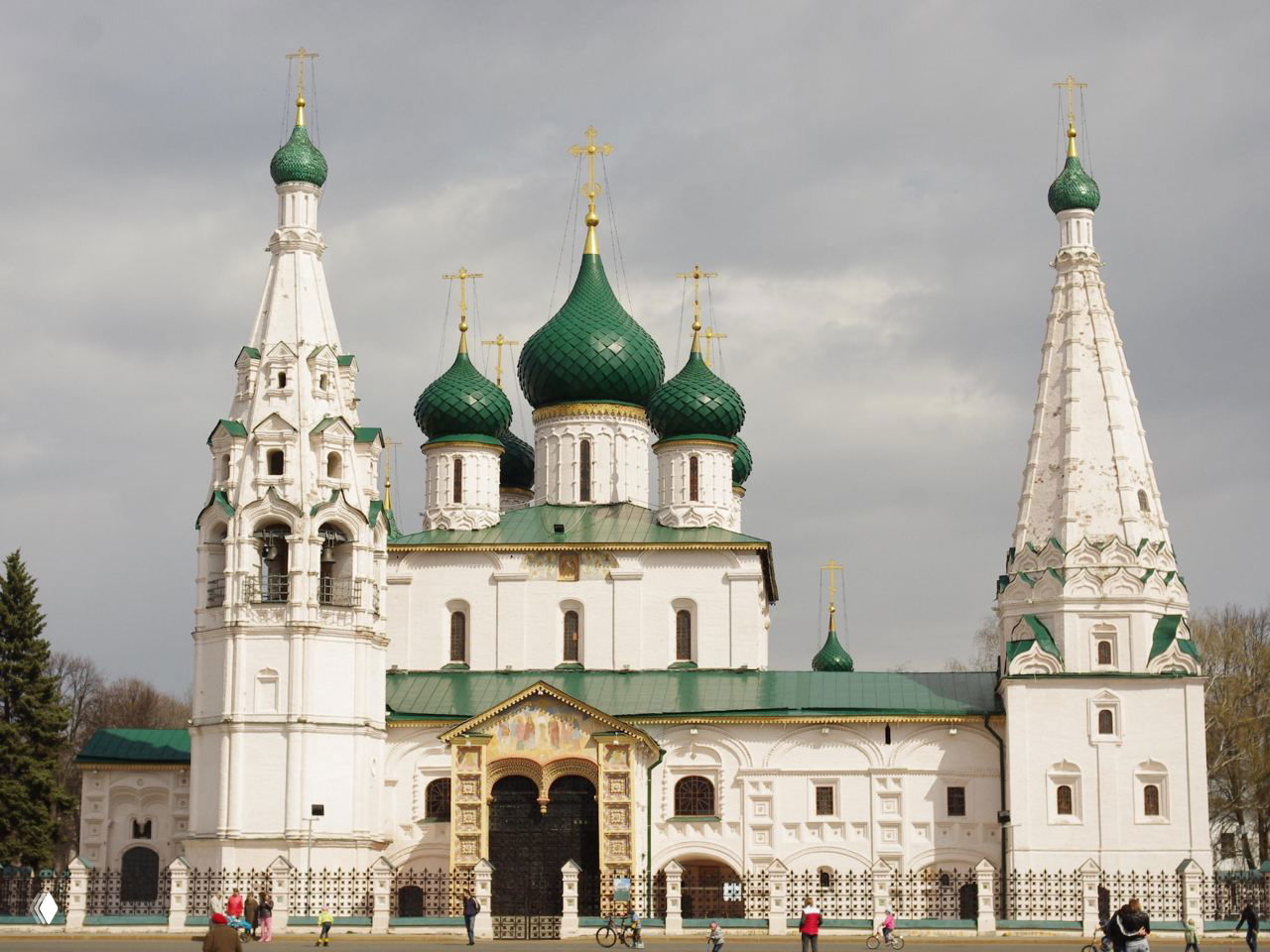 Фасад белокаменного храма с зелёными куполами и двумя высокими шатровыми башнями — яркий пример ярославской церковной архитектуры.