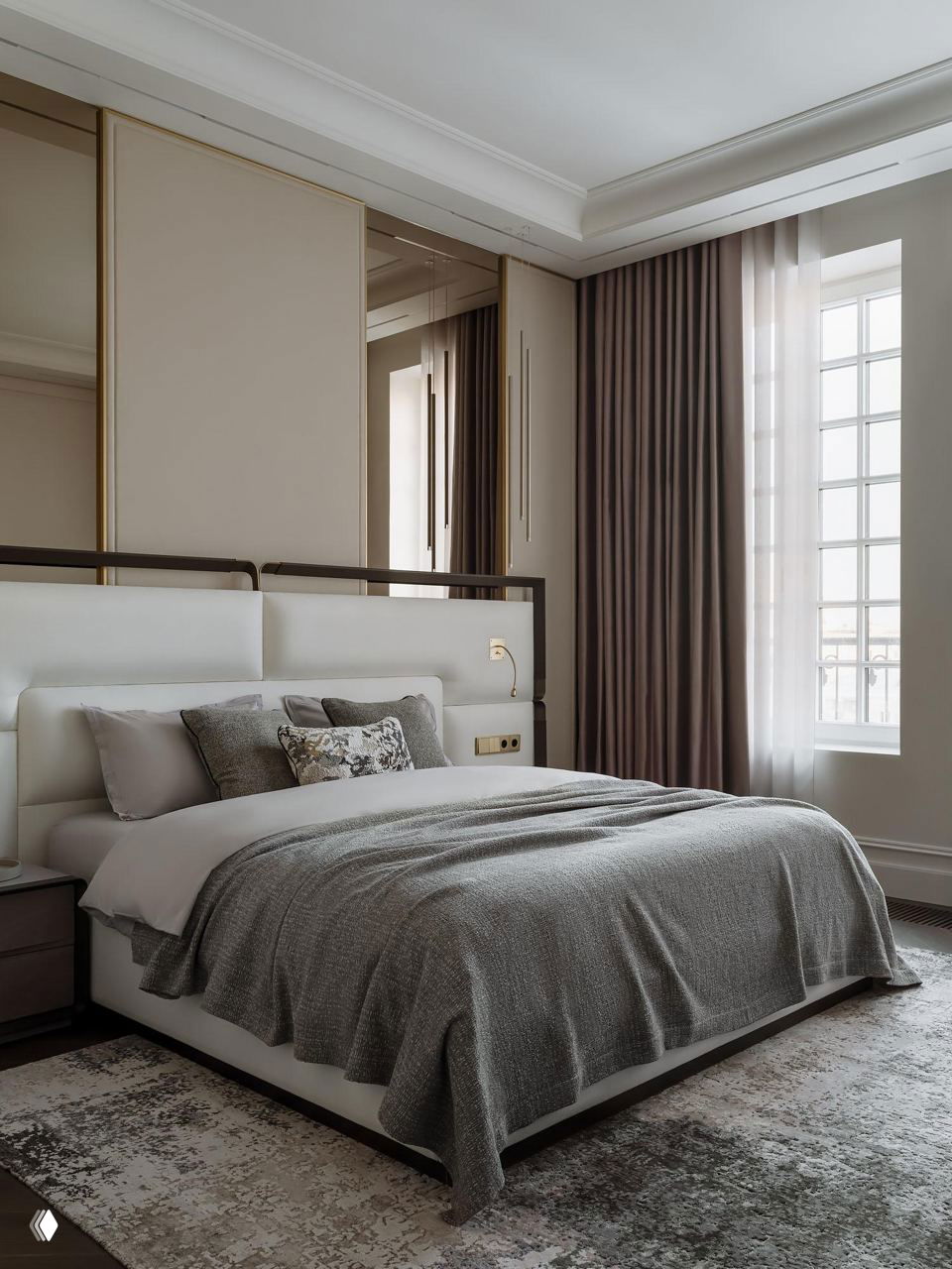 Спальня с широкой кроватью в нейтральной гамме, мягким текстилем и тяжёлыми шторами — спокойный и сдержанный интерьер для релаксации в квартире 270 м².