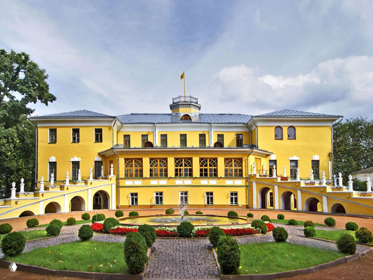 Жёлтый усадебный дом с ухоженным партером и арочными переходами — исторический особняк на Волжской набережной Ярославля, окружённый садом.