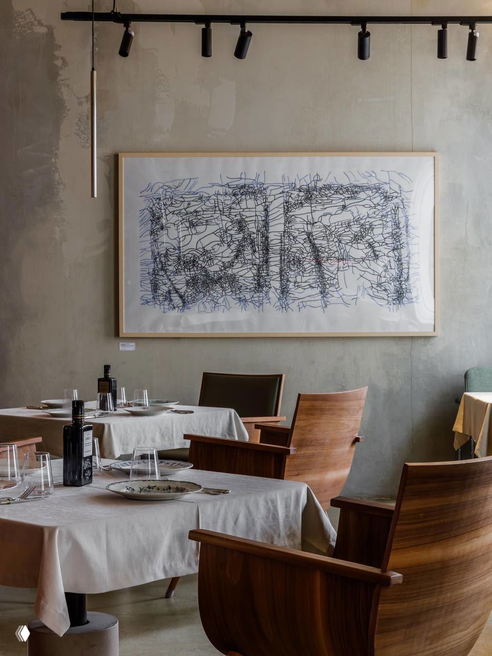 Ярко-красная лестница и стены в пространстве ресторана Madonna: насыщенный цвет и чистые архитектурные формы внутри заведения