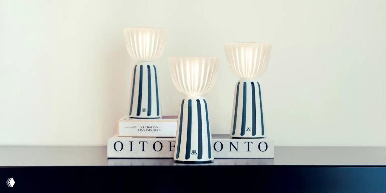 Синие полоски и экрю: новая версия лампы Swiing от Fermob