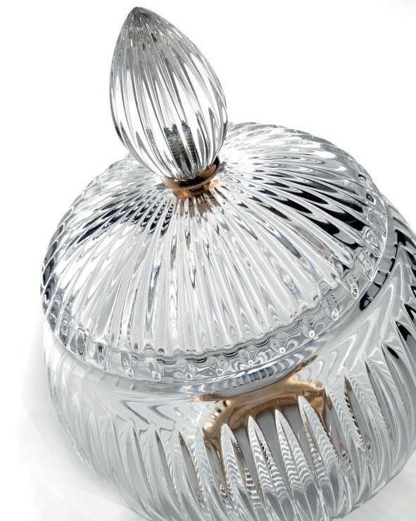 Гранёная стеклянная шкатулка с крышкой из прозрачного хрусталя, элегантный аксессуар для хранения украшений или мелочей в интерьере.