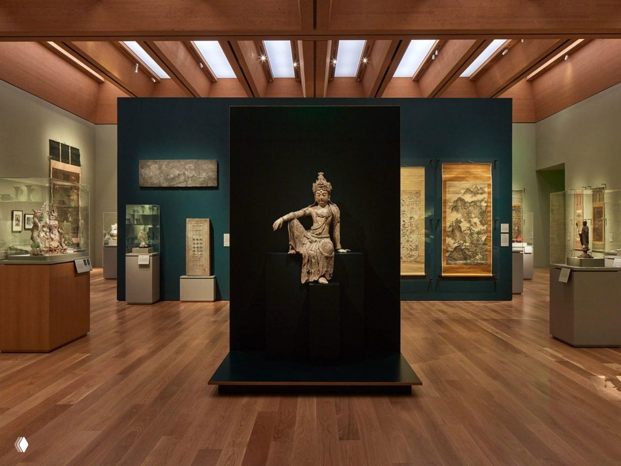 Выставочный зал музея Принстонского университета: экспонаты восточного искусства, витрины и центральная скульптура на подиуме.