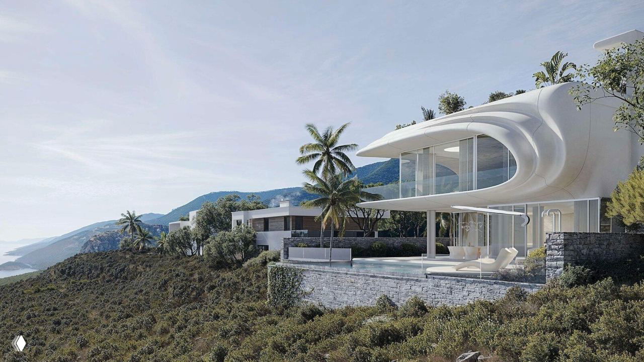 Вид сбоку на дом на холме: арочные выступы и балкон с прозрачными ограждениями, пальмы вокруг и масштаб рельефа у моря в Марбелье.