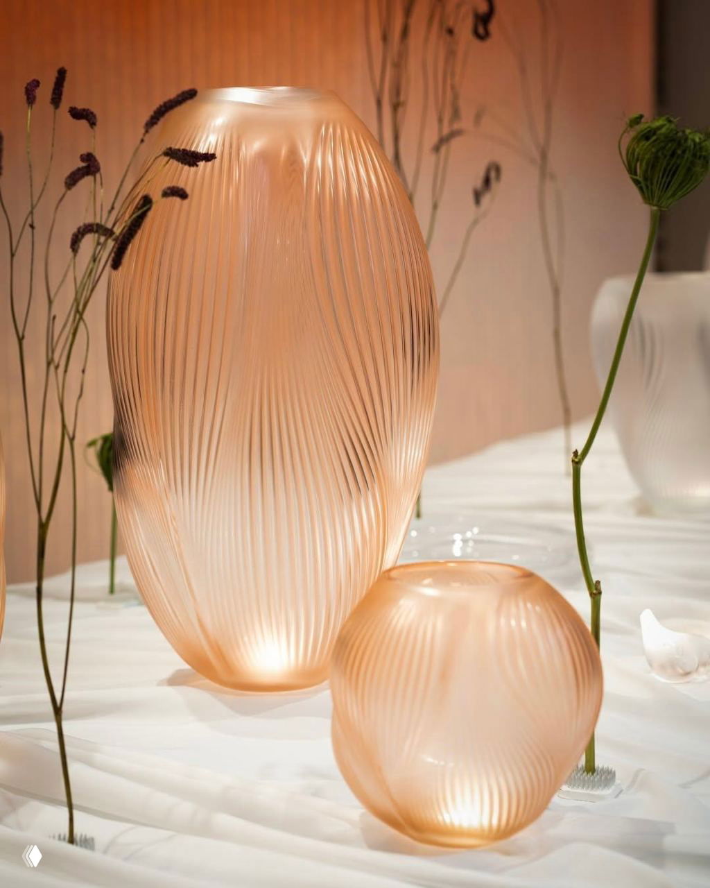 Матовые розовато-бежевые стеклянные вазы с рельефной волнообразной текстурой, декоративные вазы разных размеров для цветов и интерьера.
