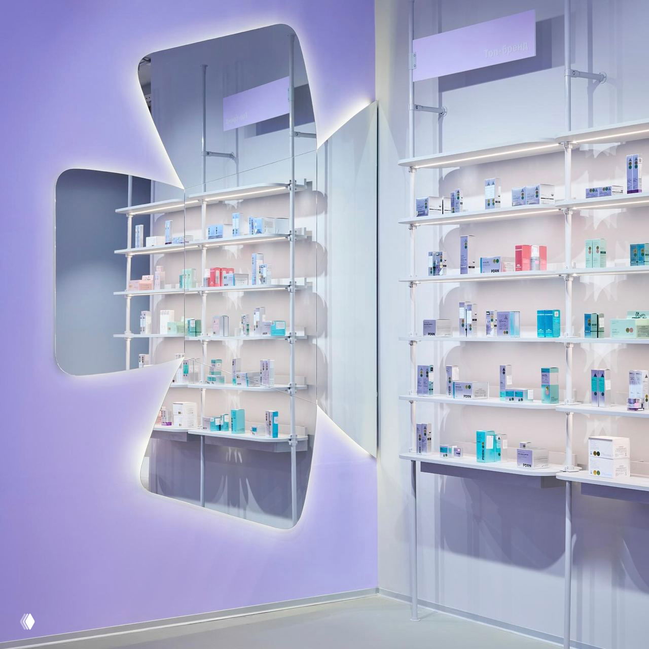 Пастельно-фиолетовый уголок с зеркалами и тонкими стеклянными полками, демонстрация средств ухода, мягкие градиенты и чистые архитектурные формы в интерьере.