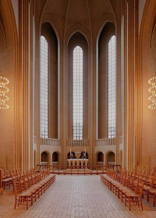 Перспективный вид на алтарную часть церкви Грундтвига: стройные арки, витражное окно и ощущение пустоты, подчёркивающее сакральность пространства.
